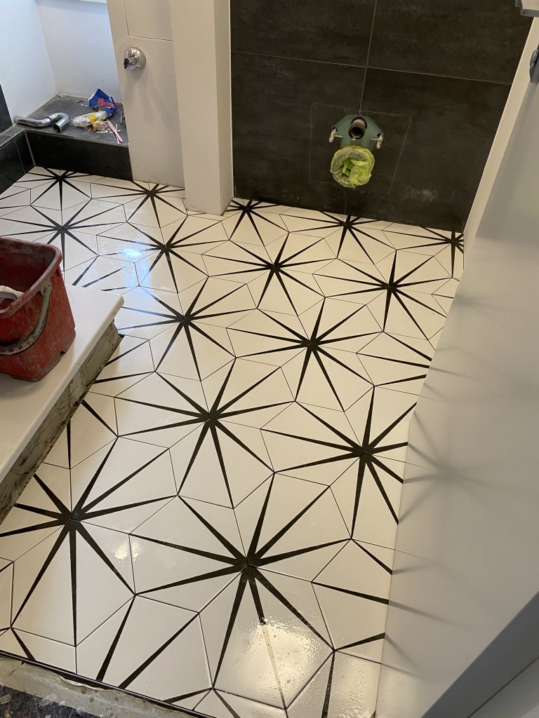 Fliesenleger in Frankfurt verlegt elegante Fliesen im Badezimmer